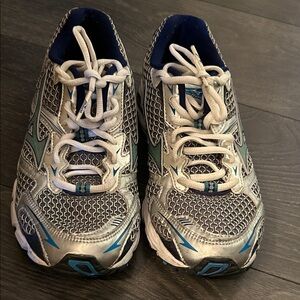 Mizuno Silver and Blue Women's Athletic Shoes